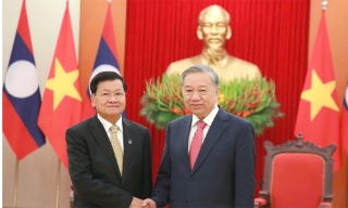 Tổng Bí thư Tô Lâm chúc mừng Tổng Bí thư Ban Chấp hành Trung ương Đảng Nhân dân cách mạng Lào khóa XII Thongloun Sisoulith